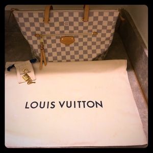 Louis Vuitton Paris Purse